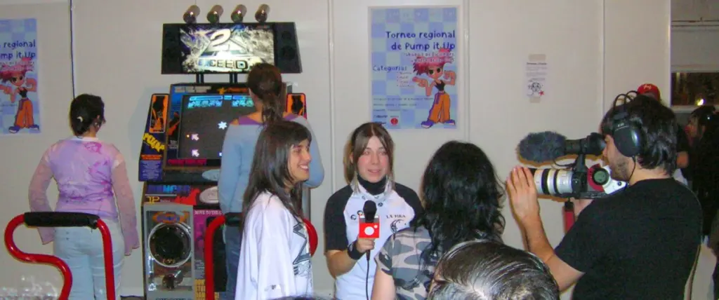 Jugadores de Pump It Up entrevistados por la televisión en el Getxo Comic Con