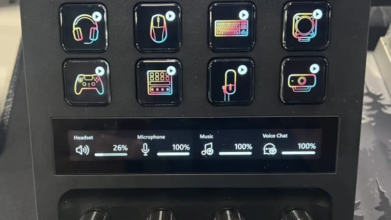 Elgato Stream Deck + con sus botones de pantalla y las ruedas inferiores