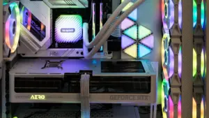 Caja de PC: el frontal manda, y el vidrio es aparte