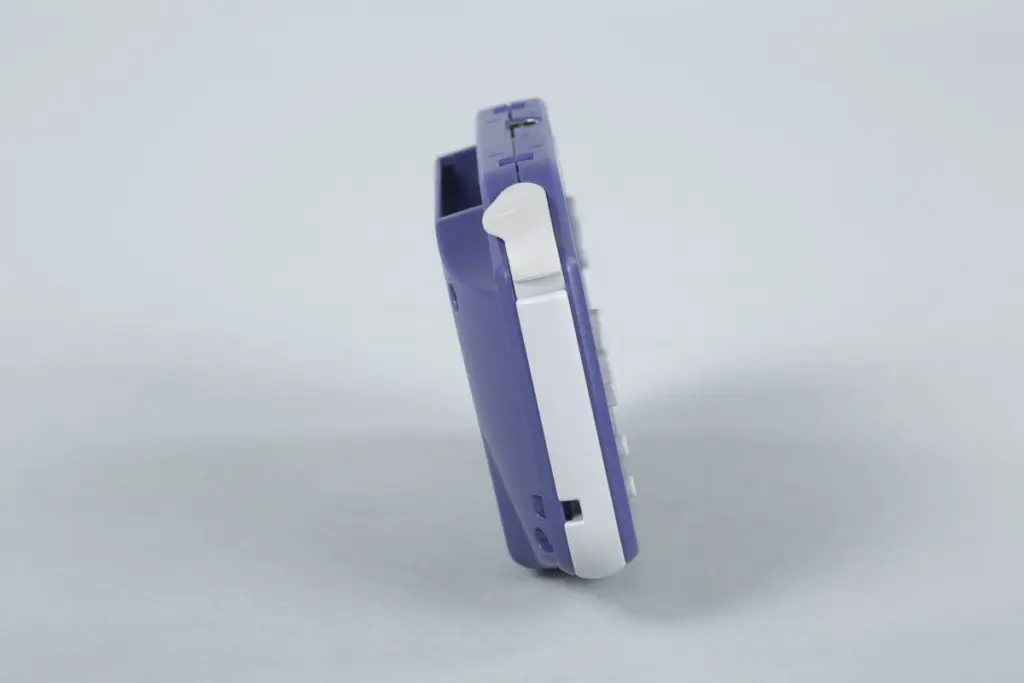 La misma Game Boy Advance, vista de perfil