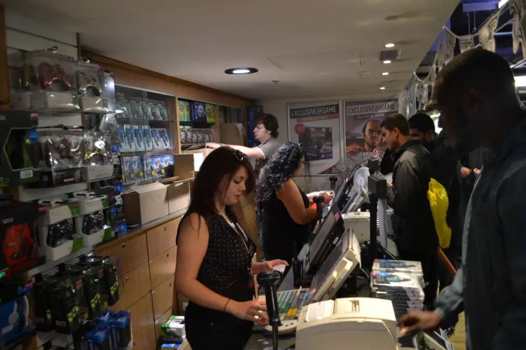 Imagen de contexto: lanzamiento de medianoche de Grand Theft Auto V en una tienda de Londres