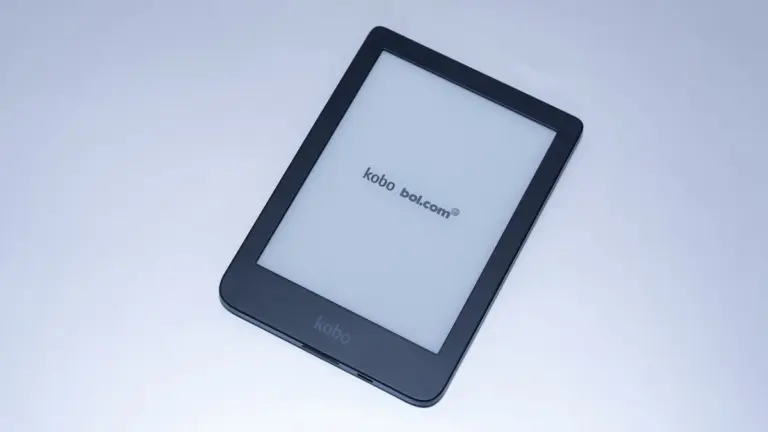 Lector de libros electrónicos Kobo Clara HD sobre fondo blanco