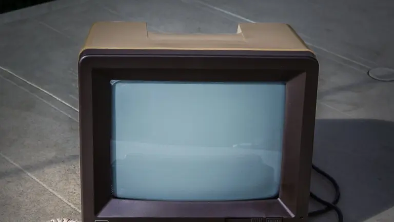 Terminal Minitel con su pantalla monocroma encendida