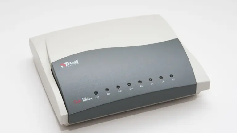 Módem analógico externo de 56k con sus luces indicadoras