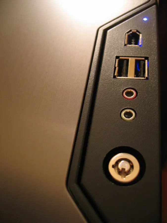 El panel frontal de una caja Antec, con sus puertos