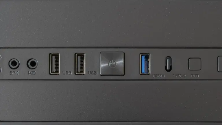Panel frontal de una caja de ordenador con sus puertos USB y de audio