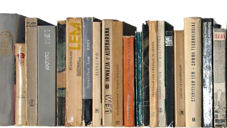 Estantería con primeras ediciones polacas de la obra de Stanisław Lem