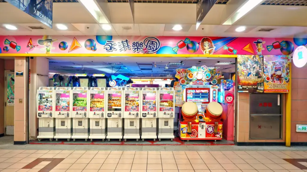 Máquinas de garra y una de Taiko no Tatsujin en un salón subterráneo de Taipéi