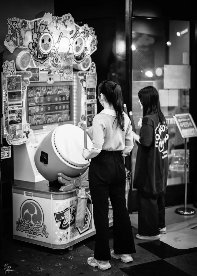 Dos jugadoras golpeando los tambores de Taiko no Tatsujin