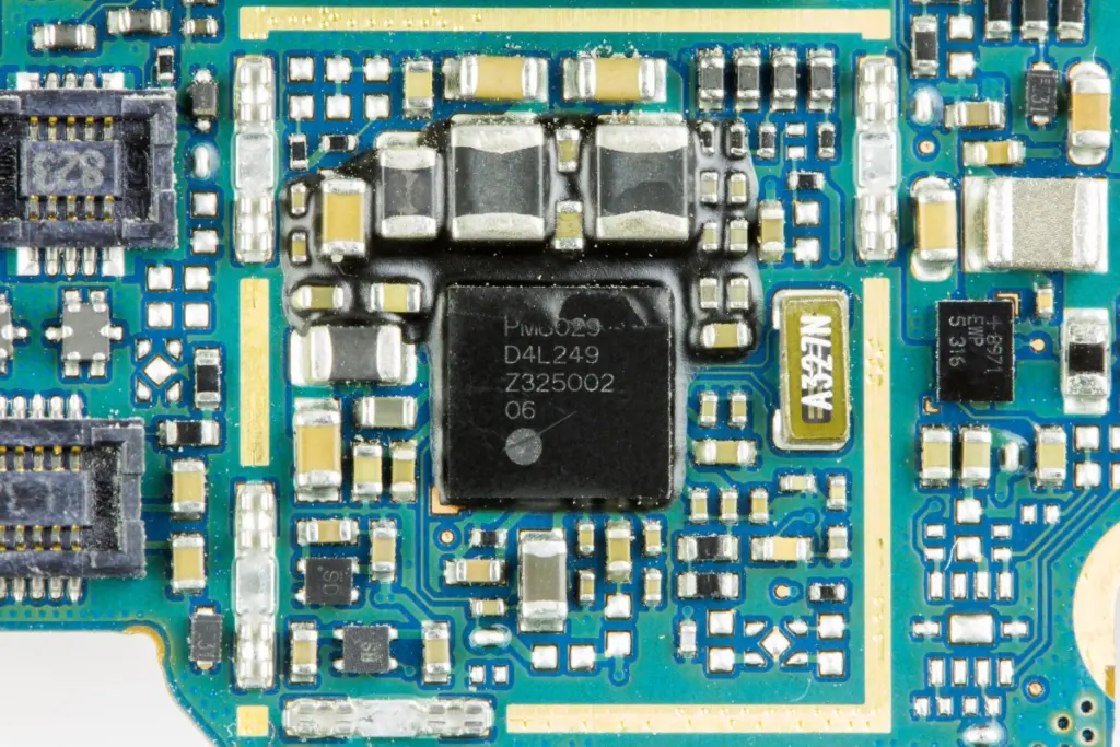 LG P710 Optimus L7 II - Qualcomm PM8029 on main printed circuit board - Power administration chip