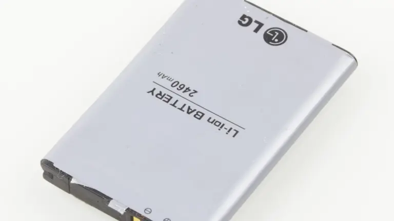 Batería de ión de litio BL-59JH de un teléfono LG sobre fondo blanco