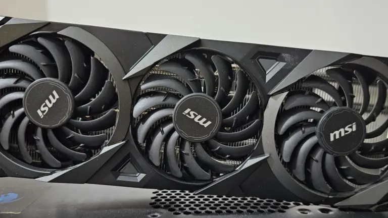 Disipador de tres ventiladores de una tarjeta gráfica MSI GeForce RTX 3070