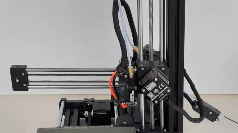 Impresora 3D Prusa Mini+ con su estructura y el extrusor visibles