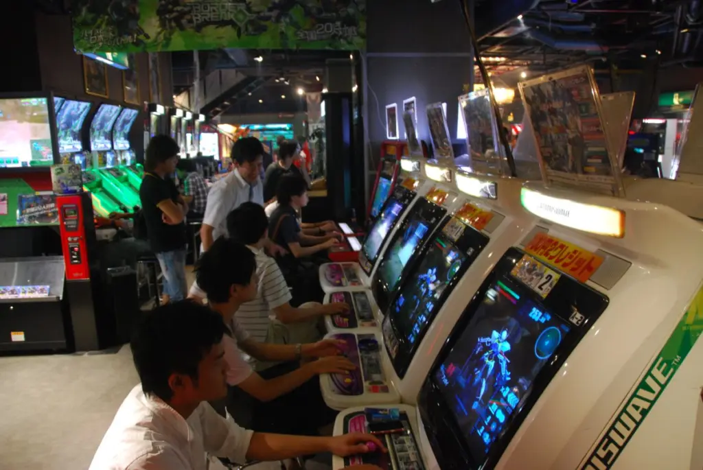 Jugadores en las máquinas de lucha de un Taito Station