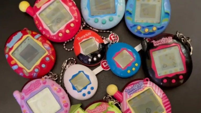 Varios Tamagotchi de distintas generaciones y colores