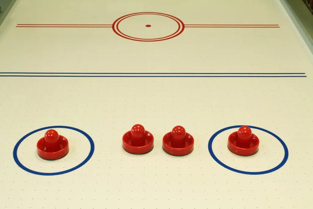 Mesa de air hockey con cuatro empujadores