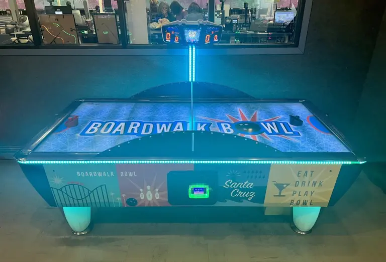 Mesa de air hockey en una bolera