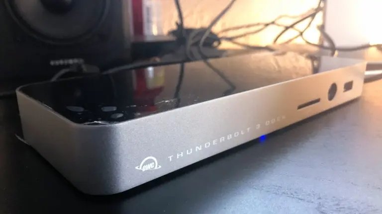 Estación de acoplamiento OWC Thunderbolt 3 sobre un escritorio