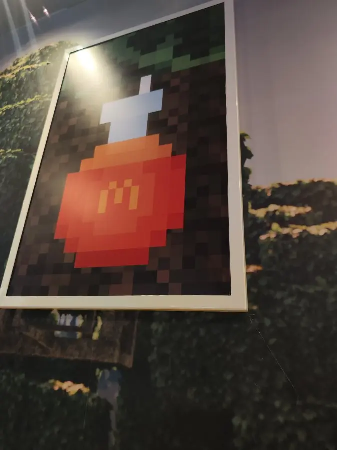 Imagen de contexto: decoración de Minecraft en un restaurante de Ciudad de México, en 2025