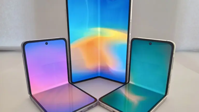Un Samsung Galaxy Z Fold abierto entre dos Galaxy Z Flip