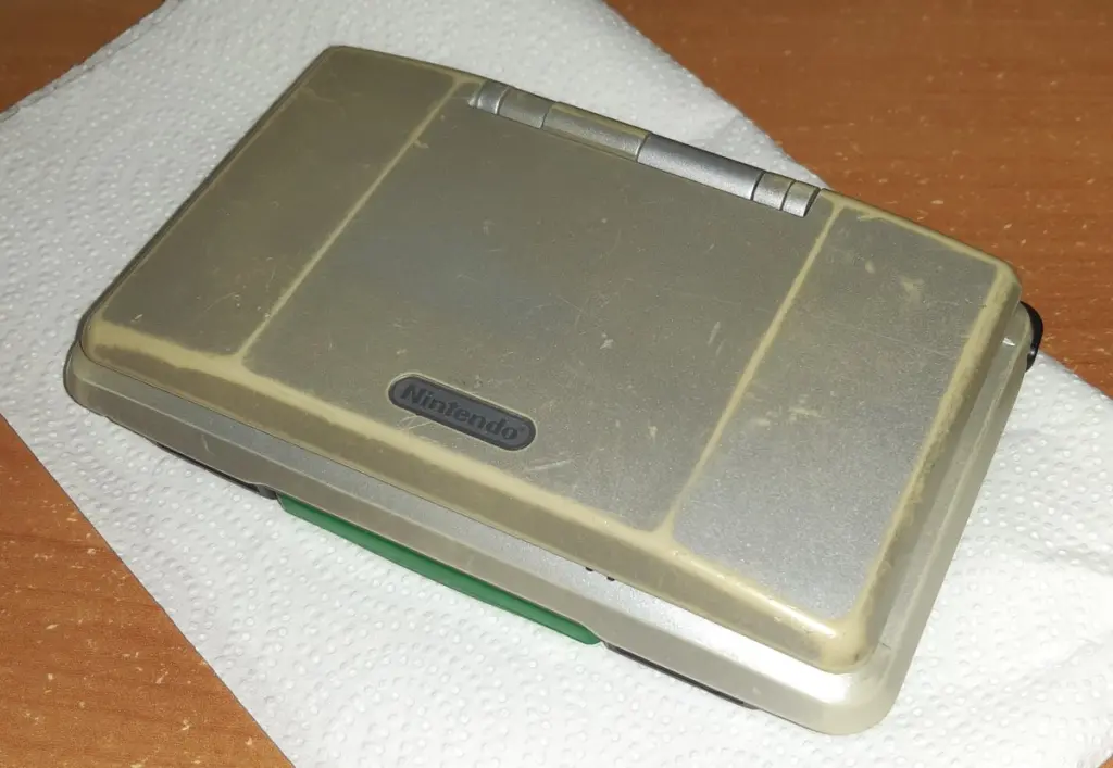 Una Nintendo DS original, cerrada