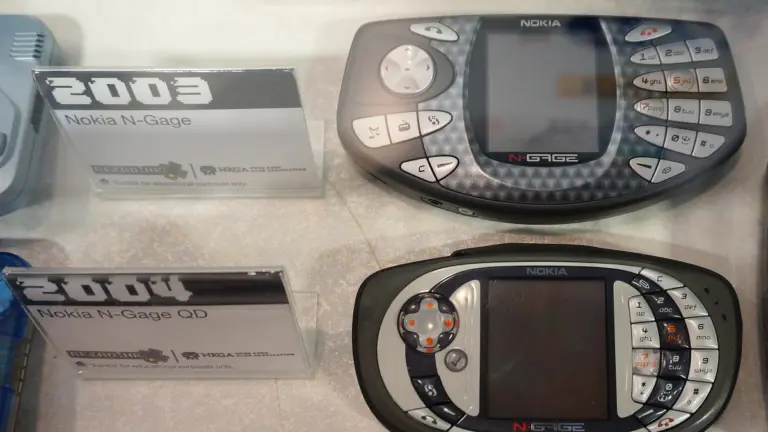 Nokia N-Gage y N-Gage QD colocados uno junto al otro