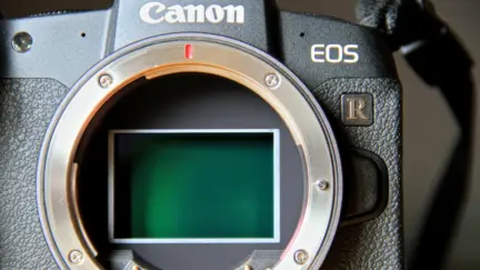 Sensor CMOS de formato completo visible dentro de la montura de una cámara Canon