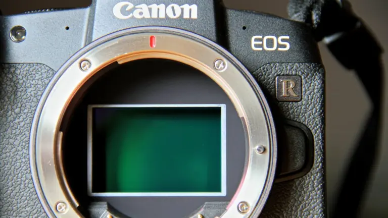 Sensor CMOS de formato completo visible dentro de la montura de una cámara Canon