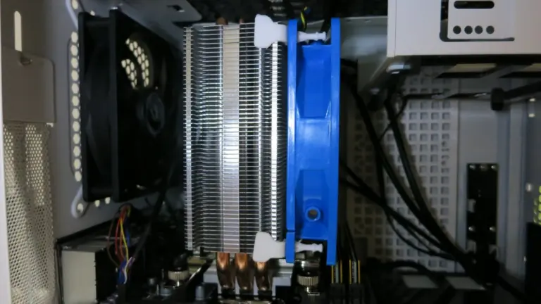 Disipador y ventilador de procesador instalados dentro de una caja