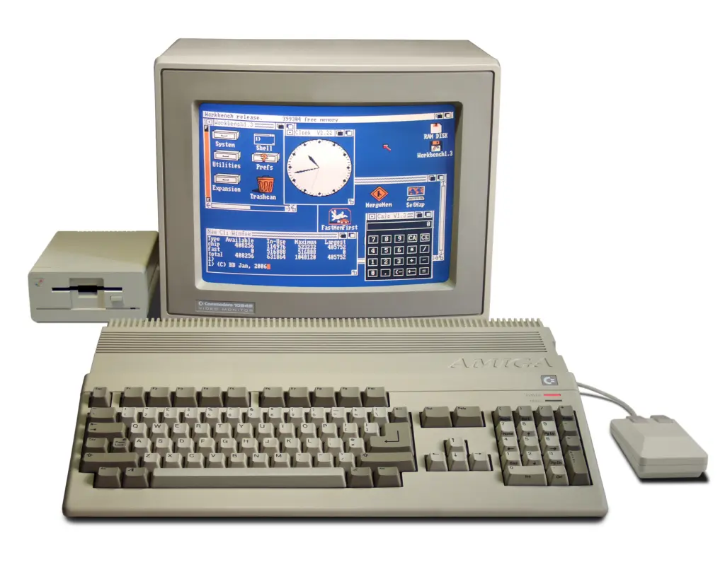 Un ordenador Commodore Amiga 500 con su ratón
