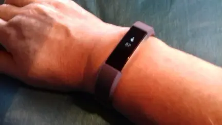 Pulsera de actividad Fitbit Alta HR en una muñeca, mostrando el pulso
